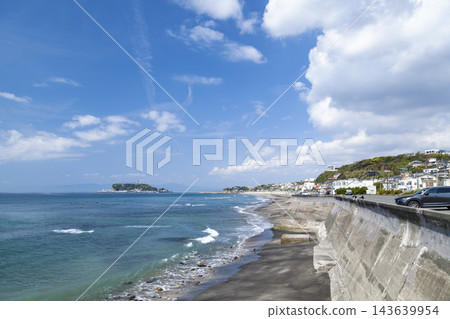 從湘南七里濱停車場看到的大海和江之島。 從湘南七里濱停車場看到的大海和江之島。 143639954