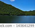 天鵝船在湖面上緩緩滑行，周圍環繞著藍天和青山。 143641299