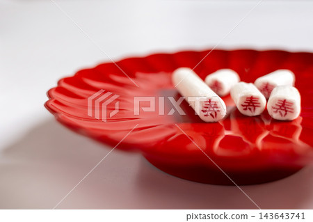 千歲鰹糖、紅色盤子，以及七五三節慶用的「長壽」字。 143643741