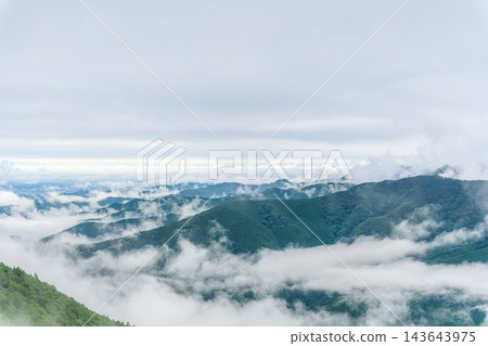 從埼玉縣時川町劍峰山山頂附近眺望,可以看到雲海和奧武藏群山的全景。 從埼玉縣時川町劍峰山山頂附近眺望,可以看到雲海和奧武藏群山的全景。 143643975