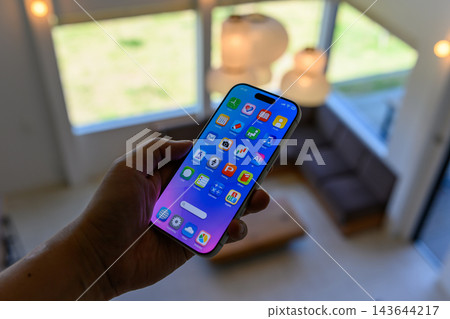操作智慧型手機的手 143644217