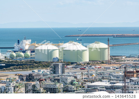 大型液化天然氣儲存槽儲存液化天然氣(LNG)及周圍景觀(能源圖片) 大型液化天然氣儲存槽儲存液化天然氣(LNG)及周圍景觀(能源圖片) 143645528