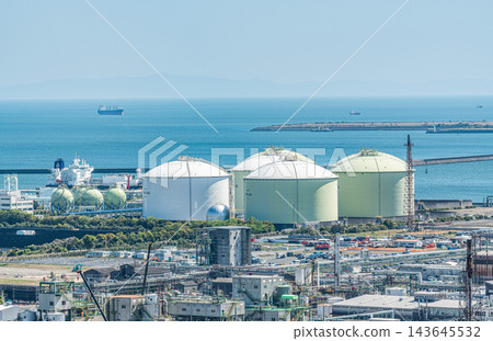 大型液化天然氣儲存槽儲存液化天然氣（LNG）及周圍景觀（能源圖片） 143645532