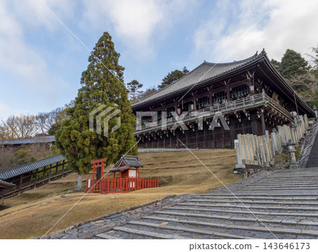 位於東大寺二月堂前的幸生神社與兩弼杉 位於東大寺二月堂前的幸生神社與兩弼杉 143646173