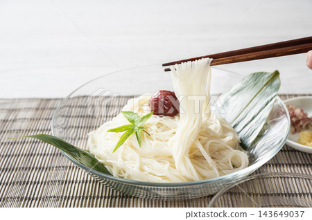 冷素麵配醃梅子 冷素麵配醃梅子 143649037