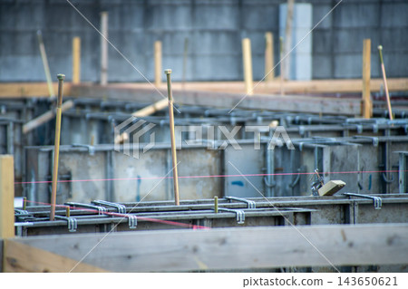 新房屋建造中的地基模板和錨栓 新房屋建造中的地基模板和錨栓 143650621