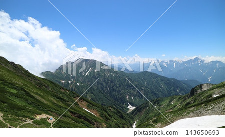 青山青雲，夏日雲霧繚繞，遠處白雪皚皚的山脈綿延不絕。 143650693