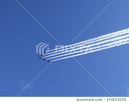 飛機尾跡升騰向藍天：象徵成長、未來和團隊合作。 143653039