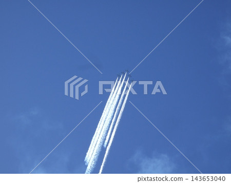 飛機尾跡筆直地衝向藍天,象徵快速成長、目標達成以及克服困難的挑戰。 飛機尾跡筆直地衝向藍天,象徵快速成長、目標達成以及克服困難的挑戰。 143653040