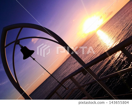 天空和鐘聲,都被夕陽染成了絢麗的色彩。 天空和鐘聲,都被夕陽染成了絢麗的色彩。 143655804