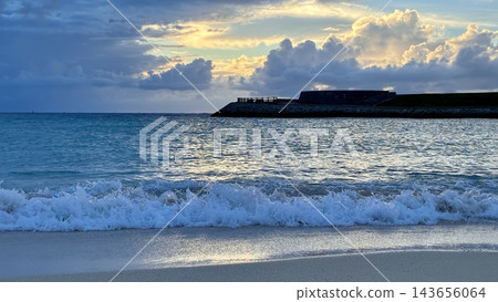 在黃昏的海灘 在黃昏的海灘 143656064