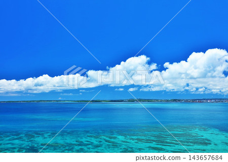 從沖繩伊良部島眺望藍天碧海 從沖繩伊良部島眺望藍天碧海 143657684