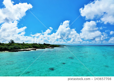 沖繩宮古島 夏日藍天與大海 143657708