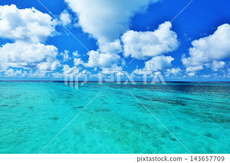 沖繩宮古島 夏日藍天與大海 沖繩宮古島 夏日藍天與大海 143657709