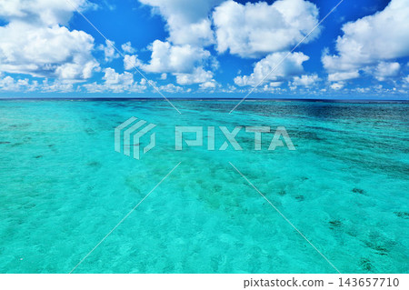沖繩宮古島 夏日藍天與大海 沖繩宮古島 夏日藍天與大海 143657710