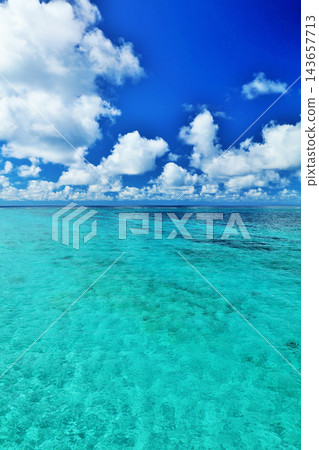 沖繩宮古島 夏日藍天與大海 沖繩宮古島 夏日藍天與大海 143657713