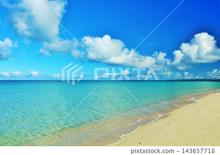 沖繩宮古島與那霸前濱的藍天與大海 143657718