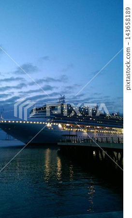 一艘光之船漂浮在蔚藍的夜空中 一艘光之船漂浮在蔚藍的夜空中 143658189