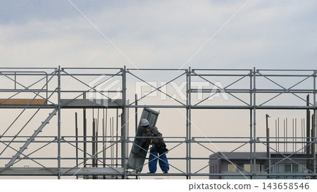 建築工人正在搭建鷹架（圖） 143658546