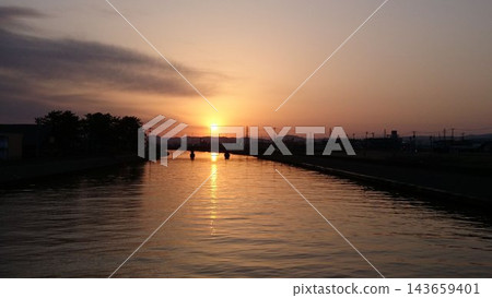 河染在夕陽下 河染在夕陽下 143659401