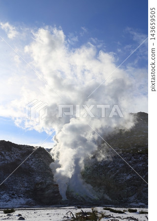 A large amount of white steam rises from the fumaroles of Mt. Iwo in Teshikaga Town, Hokkaido. 143659505