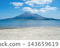 夏季磯灘的白色沙灘、蔚藍的錦江灣以及櫻島火山的景色。 143659619