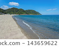 夏季伊索海灘的白色沙灘和金光灣廣闊的藍色景色。 143659622