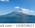 夏季從磯灘看到的櫻島火山爆發後，櫻島火山和蔚藍的錦江灣的景色。 143659623