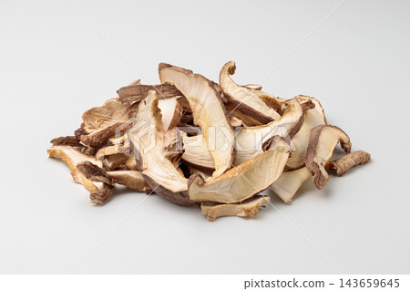從上方斜角拍攝的照片，顯示白色背景上的一小堆乾香菇。 143659645