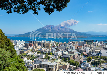 從城山展望台可以看到正在噴發的櫻島火山,向右飄散的煙柱,藍色的錦江灣,以及鹿兒島市。 從城山展望台可以看到正在噴發的櫻島火山,向右飄散的煙柱,藍色的錦江灣,以及鹿兒島市。 143659801