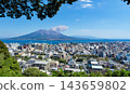 從城山展望台可以看到正在噴發的櫻島火山、綿延的鹿兒島市以及橫渡錦江灣的高速渡輪。 143659802