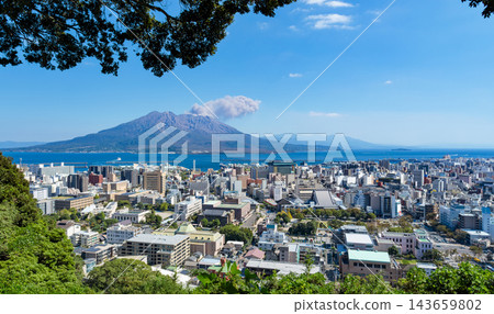從城山展望台可以看到正在噴發的櫻島火山、綿延的鹿兒島市以及橫渡錦江灣的高速渡輪。 從城山展望台可以看到正在噴發的櫻島火山、綿延的鹿兒島市以及橫渡錦江灣的高速渡輪。 143659802