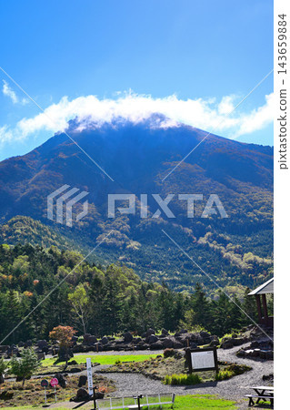 陽光明媚的日子,藍天下的日光白根山,在纜車頂端。 陽光明媚的日子,藍天下的日光白根山,在纜車頂端。 143659884