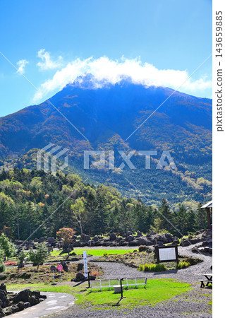 陽光明媚的日子，藍天下的日光白根山，在纜車頂端。 143659885