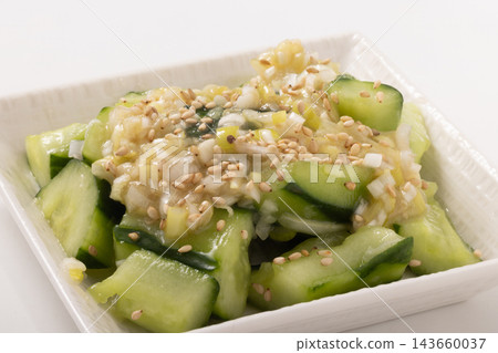 搗碎的黃瓜,配上蔥花和鹽 搗碎的黃瓜,配上蔥花和鹽 143660037