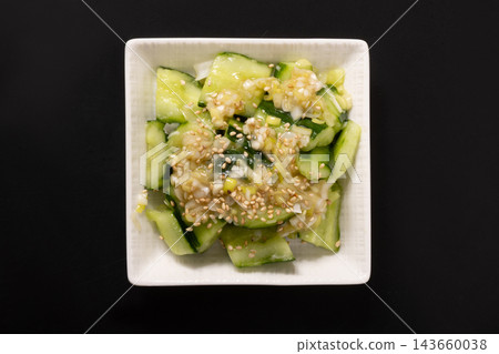 搗碎的黃瓜,配上蔥花和鹽 搗碎的黃瓜,配上蔥花和鹽 143660038