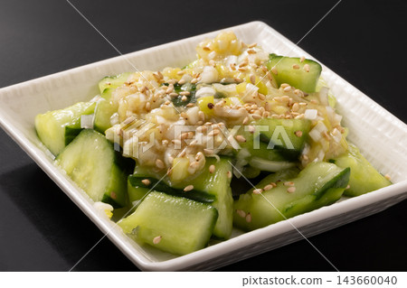 搗碎的黃瓜,配上蔥花和鹽 搗碎的黃瓜,配上蔥花和鹽 143660040