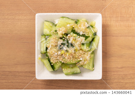 搗碎的黃瓜,配上蔥花和鹽 搗碎的黃瓜,配上蔥花和鹽 143660041