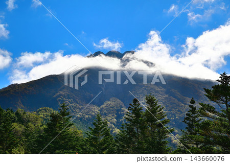 陽光明媚的日子，藍天下的日光白根山，在纜車頂端。 143660076