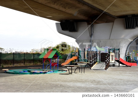 Shonan Yume Wakuwaku Park and playground equipment under the elevated section of the Shin-Shonan Bypass in Chigasaki City Shonan Yume Wakuwaku Park and playground equipment under the elevated section of the Shin-Shonan Bypass in Chigasaki City 143660101