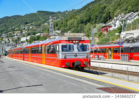 挪威國家鐵路 69 型列車抵達沃斯站和卑爾根火車站月台。 挪威國家鐵路 69 型列車抵達沃斯站和卑爾根火車站月台。 143660257