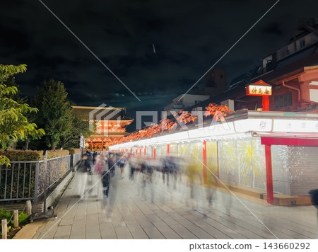 淺草仲見世大街夜晚熙熙攘攘,擠滿了遊客。 淺草仲見世大街夜晚熙熙攘攘,擠滿了遊客。 143660292