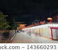 淺草仲見世大街夜晚熙熙攘攘，擠滿了遊客。 143660293