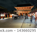 夜幕降臨後，淺草寺正殿前的區域擠滿了遊客，熱鬧非凡。 143660295