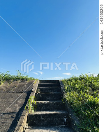 藍天和河岸邊的台階 藍天和河岸邊的台階 143660296