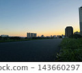 美麗的日落和沿著河岸的慢跑道。 143660297