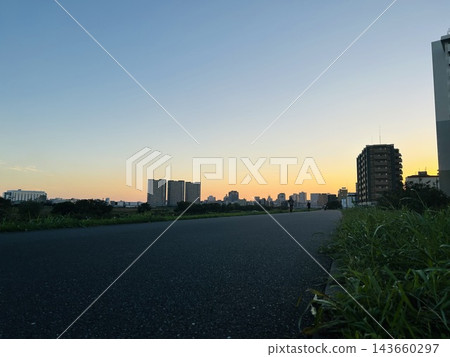 美麗的日落和沿著河岸的慢跑道。 美麗的日落和沿著河岸的慢跑道。 143660297