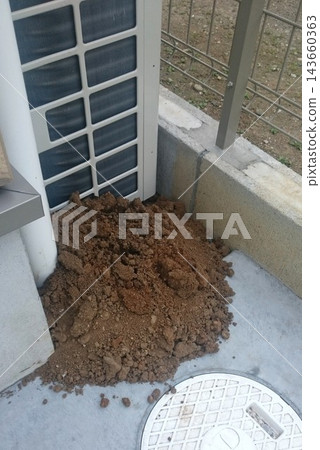 空調室外機後面堆積了泥土(圖片顯示害蟲/鼴鼠造成的損壞) 空調室外機後面堆積了泥土(圖片顯示害蟲/鼴鼠造成的損壞) 143660363