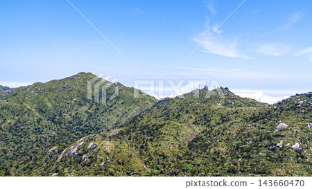 世界自然遺產屋久島的春天:從黑禦岳眺望宮之浦岳。 世界自然遺產屋久島的春天:從黑禦岳眺望宮之浦岳。 143660470