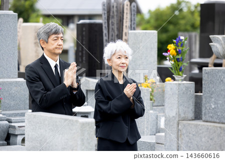 婚禮、葬禮和其他儀式場合：老年夫婦在墓地表達敬意。 143660616